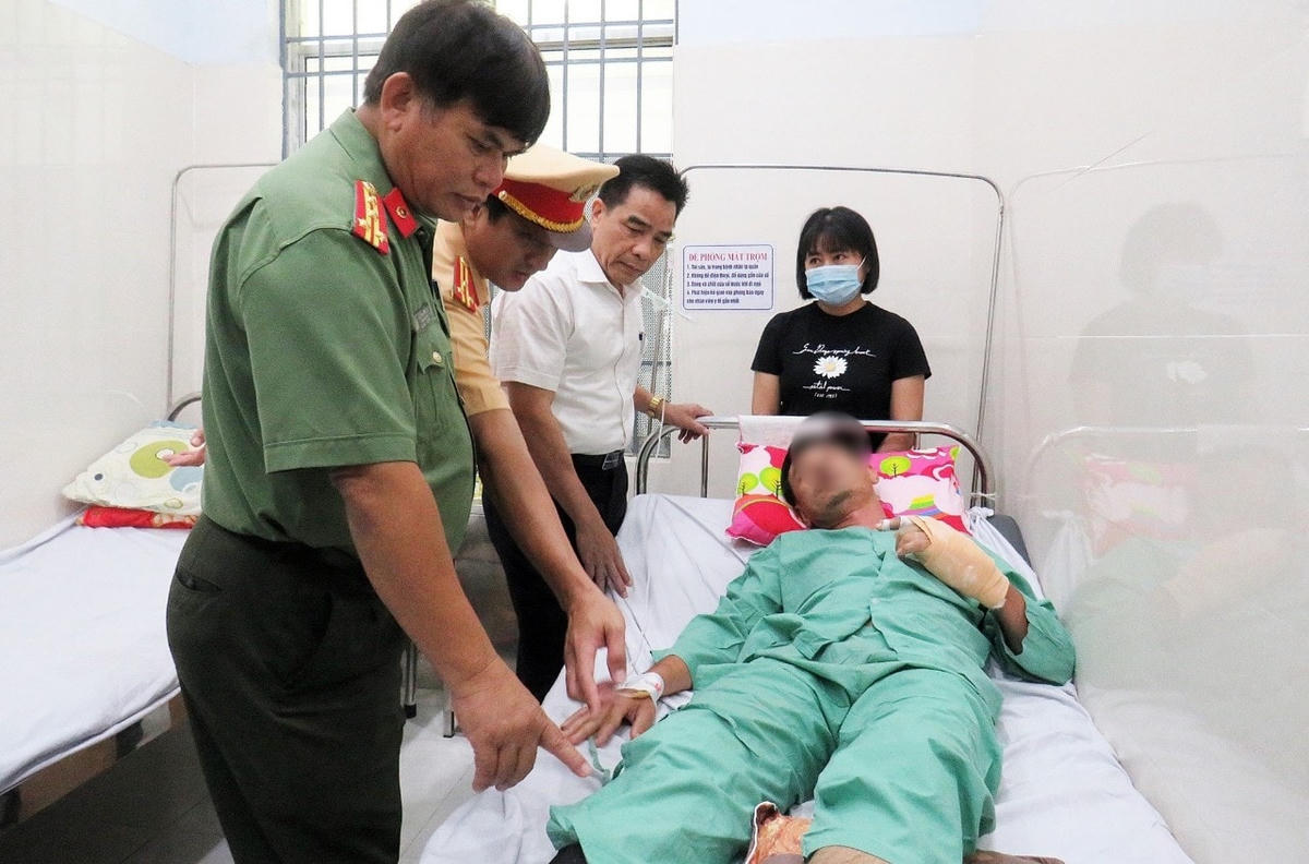 Lãnh đạo tỉnh Quảng Nam thăm hỏi cán bộ CSGT bị thương.