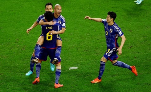 Các tuyển thủ Nhật Bản ăn mừng bàn mở tỷ số.