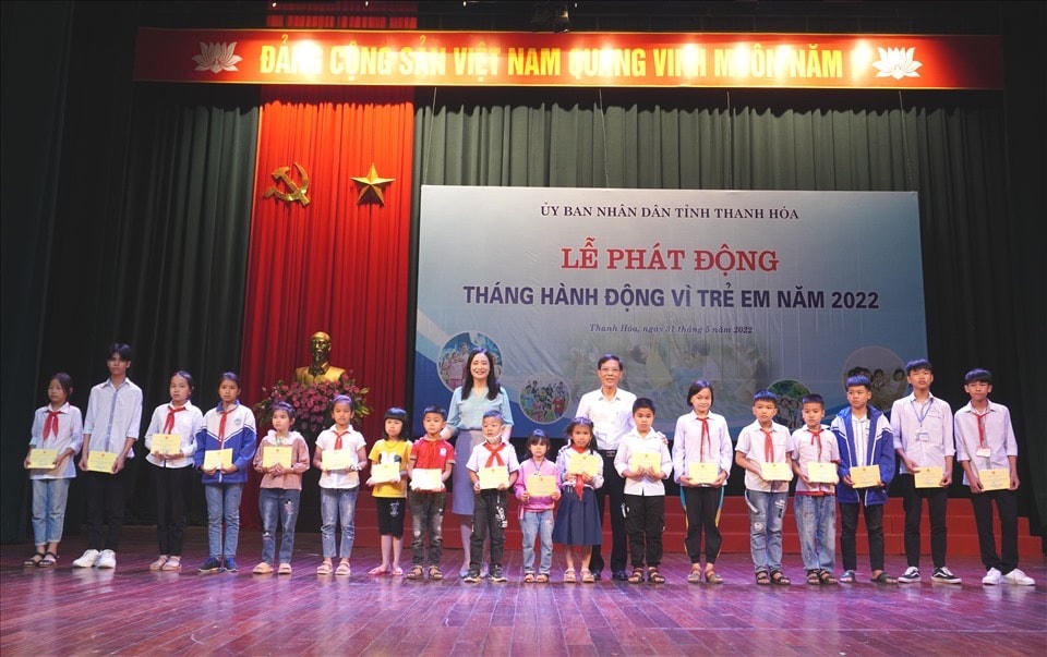 20 trẻ em có hoàn cảnh đặc biệt khó khăn được trao tặng nhiều phần quà thiết thực.