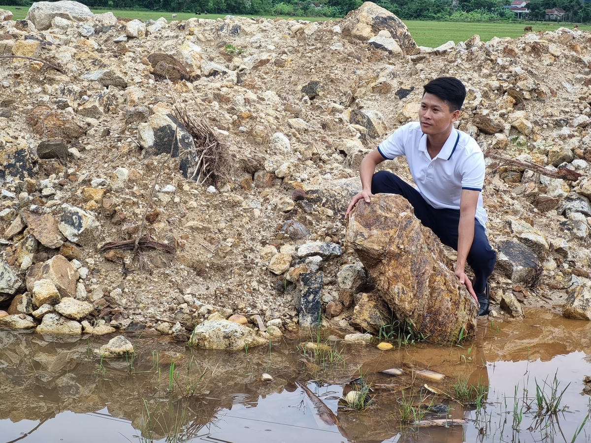 Thời gian gần đây, nhiều người dân đã phản ánh việc công trình đường giao thông nông thôn từ Quốc lộ 15A đi trụ sở UBND xã Cự Nẫm (huyện Bố Trạch, Quảng Bình) chậm tiến độ, sử dụng tập kết vật liệu xây dựng không đạt chuẩn để thi công, có dấu hiệu làm ẩu, sai hồ sơ thiết kế và không tuân thủ yêu cầu bảo vệ môi trường. Từ phản ánh của người dân, chúng tôi đã có mặt tại công trình này để tìm hiểu sự việc.