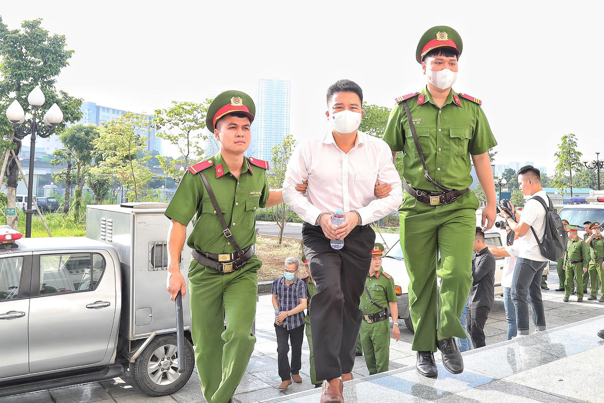 Để có tiền “đi đêm” với quan chức mà vẫn đảm bảo lợi nhuận thu được từ các chuyến bay, các doanh nghiệp sẽ nâng giá vé máy bay và các khoản chi phí phát sinh. Hậu quả, người dân chịu thiệt khi số tiền phải bỏ ra cho mỗi suất bay về nước bị đội lên nhiều lần. Kết quả điều tra cho thấy 23 bị cáo là đại diện các doanh nghiệp đã có hơn 400 lần đưa hối lộ, với tổng số hơn 226 tỷ đồng.