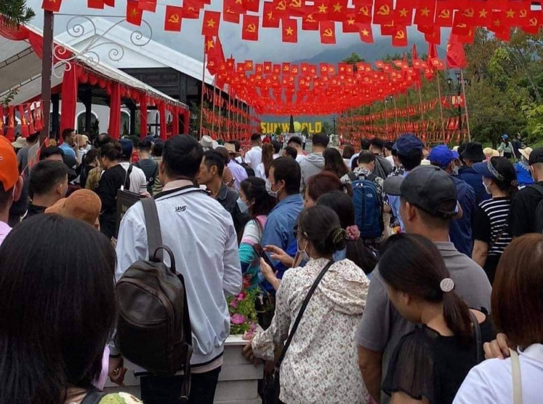 Mọi người phải chờ đợi rất lâu mới có thể lên được cáp treo. Ảnh Thế Anh