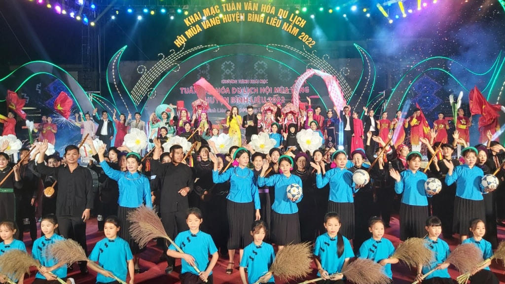 Chương trình nghệ thuật "Bản tình ca mùa vàng" rực rỡ sắc màu và giai điệu mang đậm dấu ấn văn hóa của đồng bào các dân tộc huyện Bình Liêu trong chương trình khai mạc Tuần Văn hóa - Du lịch, Hội Mùa vàng Bình Liêu năm 2022 để lại ấn tượng khó quên trong lòng du khách. Ảnh: QMG.