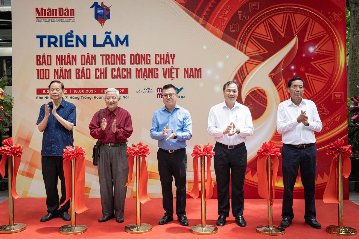 Lễ ra mắt các ấn phẩm, chuyên trang và triển lãm đặc biệt nhân kỷ niệm 100 năm Ngày Báo chí Cách mạng Việt Nam. (Ảnh: SƠN TÙNG)