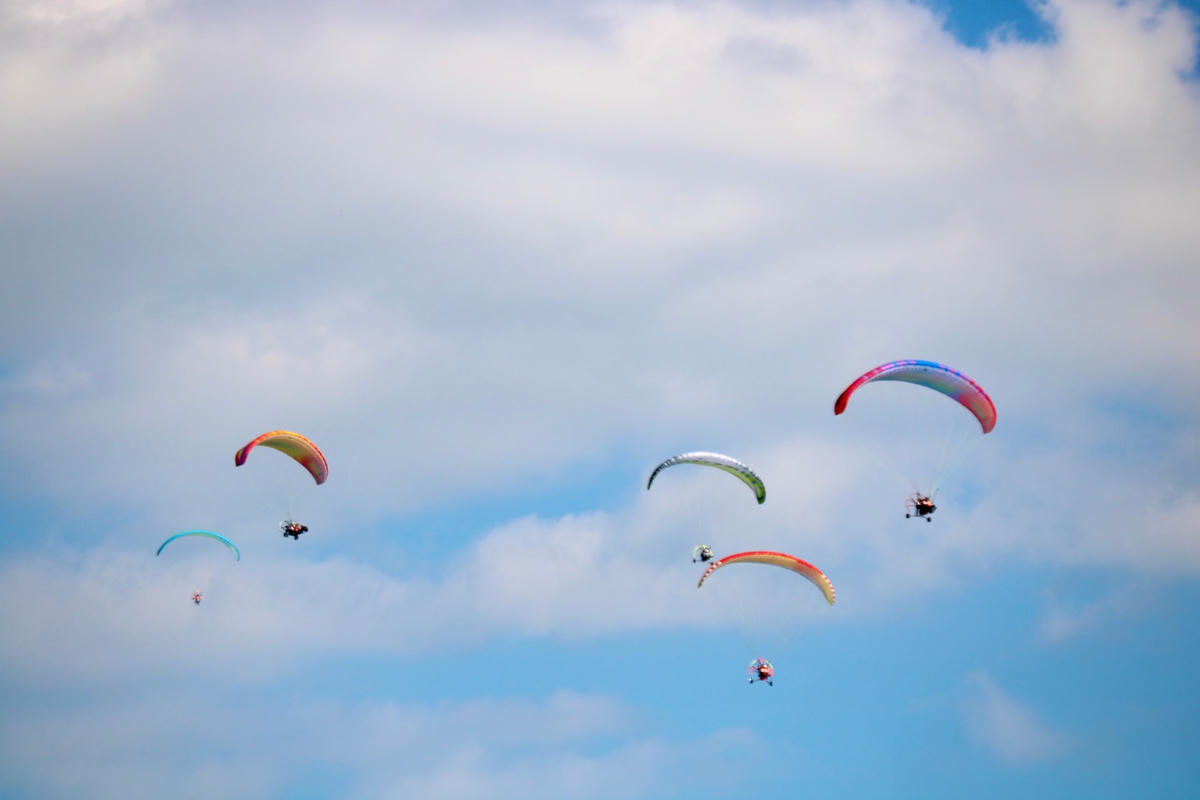 Để bay được dù lượn có động cơ, đa số phi công cần phải trải qua một thời gian tập và nhiều kinh nghiệm bay với dù không động cơ trước đó.