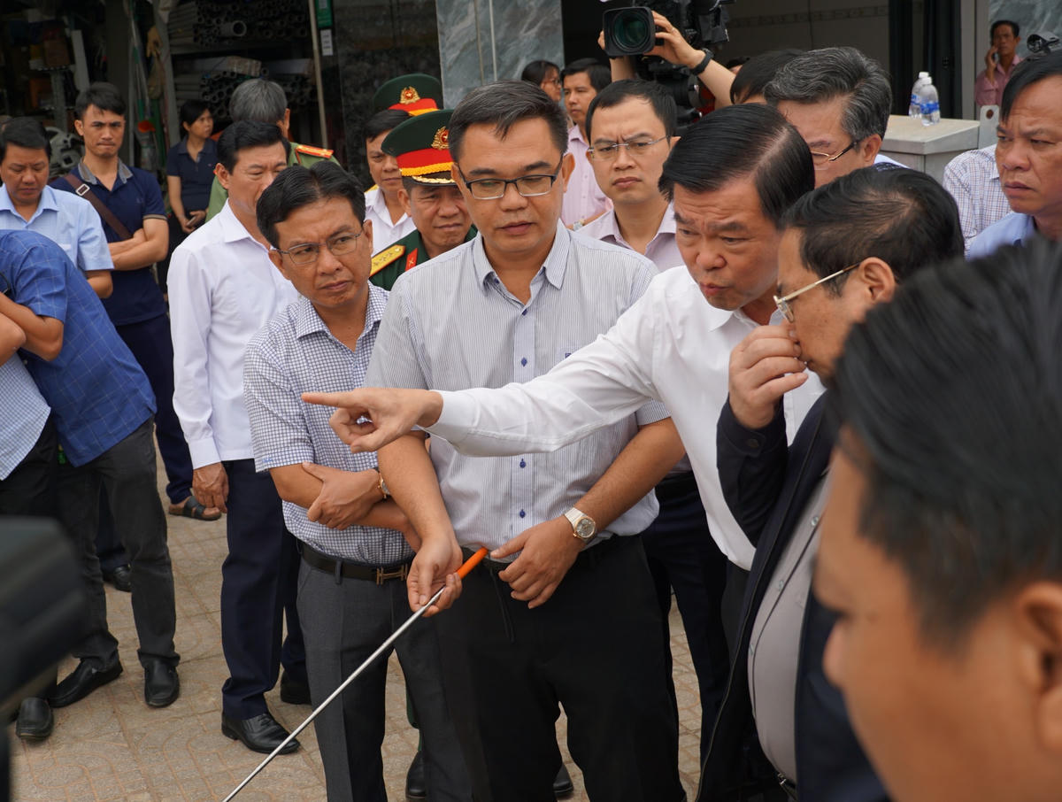 Bí thư Tỉnh ủy Đồng Nai Nguyễn Hồng Lĩnh (thứ ba từ trái sang) chia sẻ thêm với Thủ tướng về tiến độ dự án khu tái định cư. Ảnh: Mạnh Thìn.