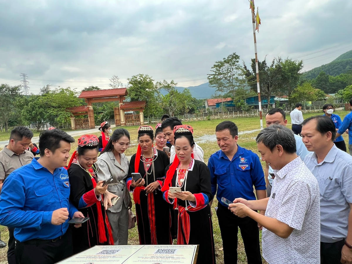 Đoàn thanh niên xã Bằng Cả gắn mã QR code để góp phần quảng bá du lịch địa phương.