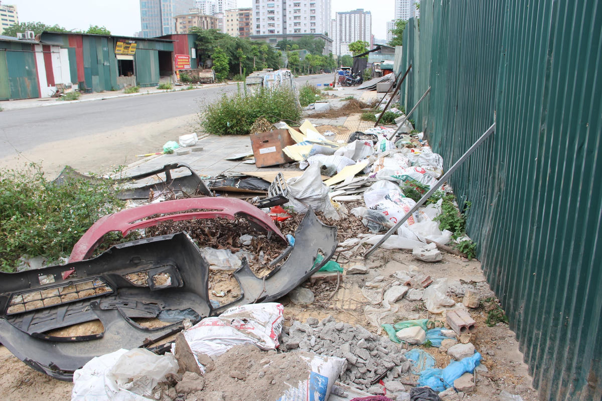 Rác thải bủa vây những con đường Khu đô thị mới Cầu Giấy 