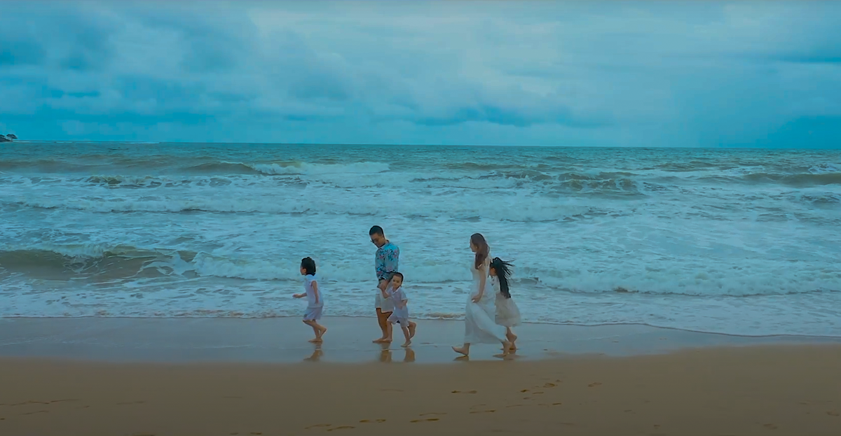 Anh mời vợ và 3 con cùng đóng MV mới "Gấp đôi yêu thương".