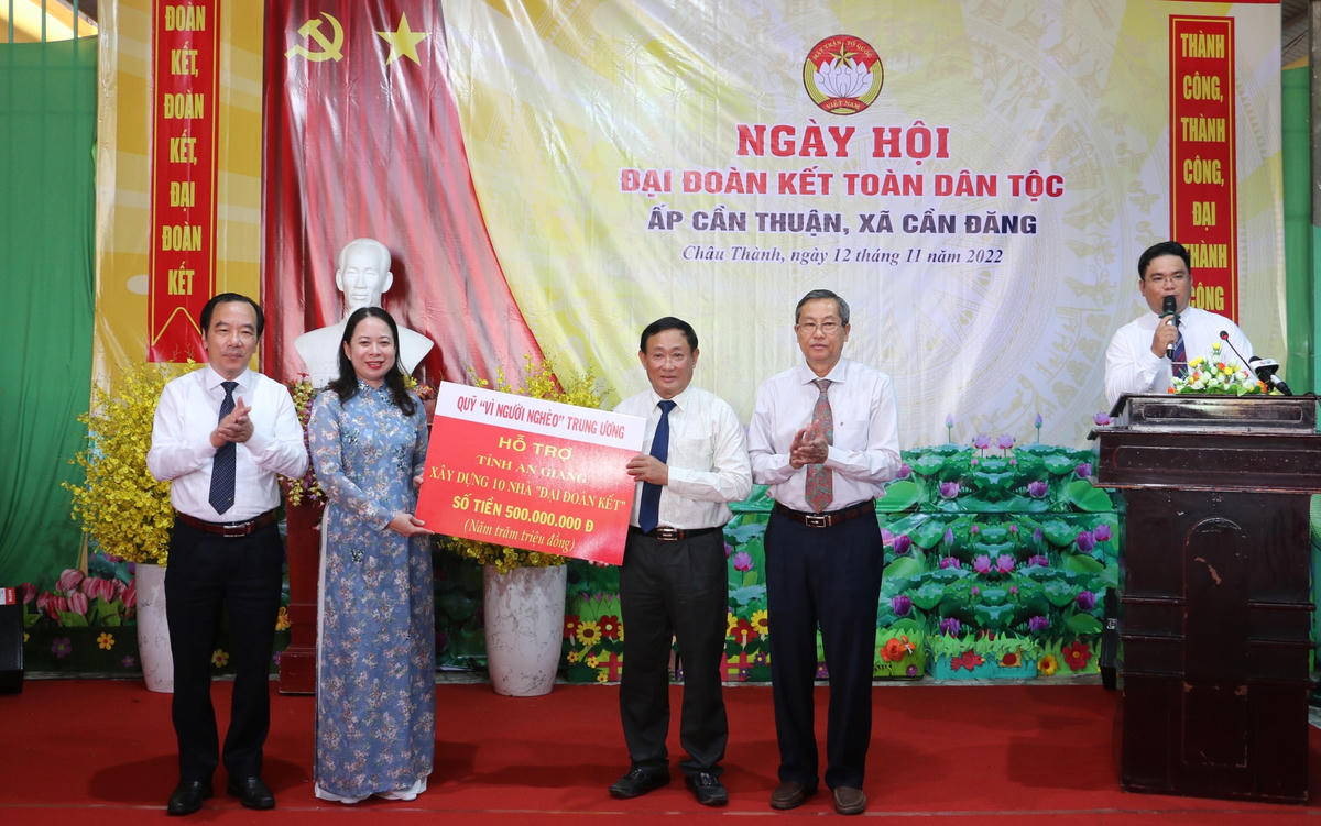 Phó Chủ tịch nước Võ Thị Ánh Xuân trao hỗ trợ tỉnh An Giang xây nhà Đại đoàn kết.  