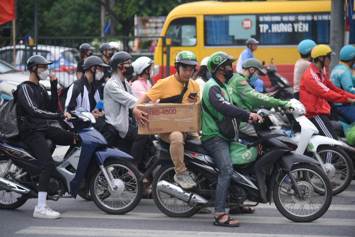 Người dân lỉnh kỉnh đồ đạc trở lại Thủ đô, nhiều tuyến đường ùn ứ kéo dài