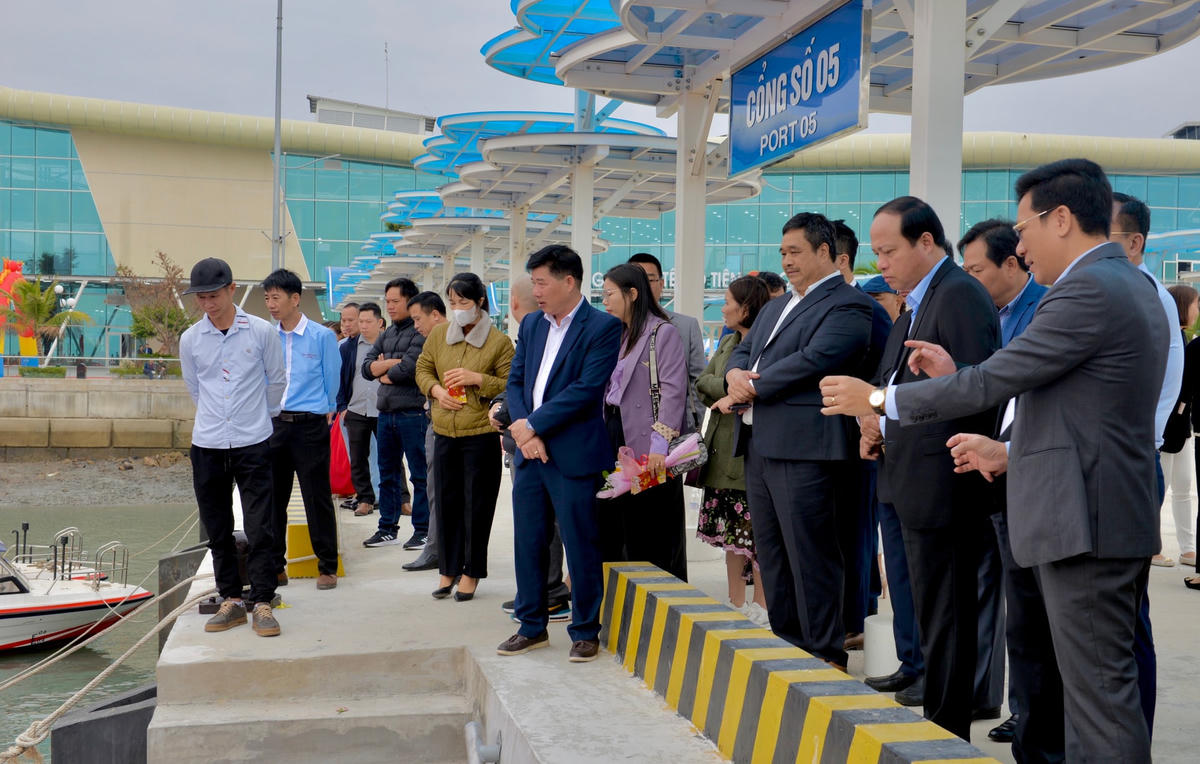 Các đại biểu chứng kiến chuyến tàu khách đầu tiên xuất phát từ Bến cảng cao cấp Ao Tiên.