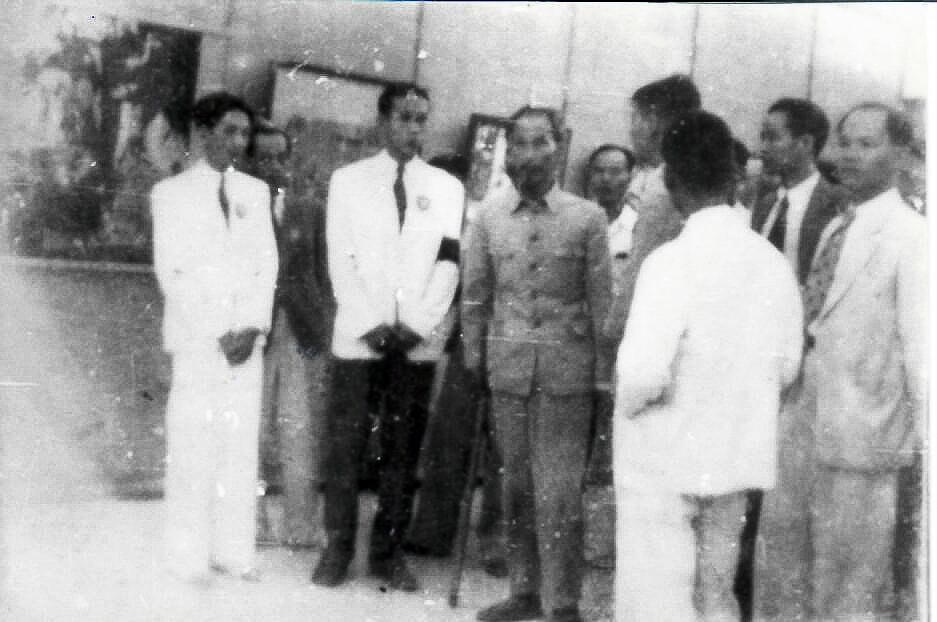 Nhà văn Vũ Ngọc Phan-Chủ tịch Ủy ban vận động Hội nghị Văn hóa toàn quốc (ngoài cùng bên trái) cùng nhà văn Nguyễn Đình Thi và một số cán bộ văn hóa đón tiếp Chủ tịch Hồ Chí Minh đến thăm triển lãm văn hóa lần thứ nhất năm 1945. Ảnh tư liệu.