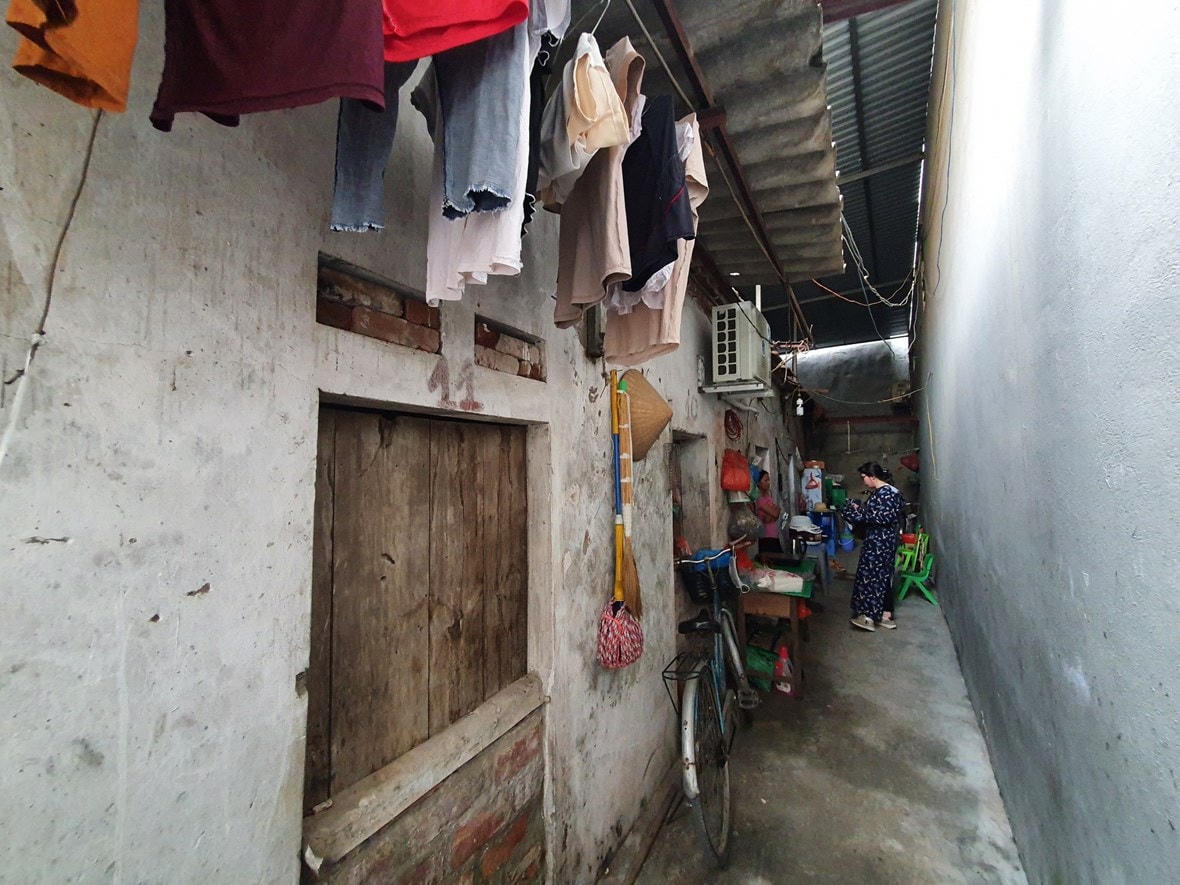 Nhiều người lao động vẫn phải ở trọ trong điều kiện rất khó khăn.