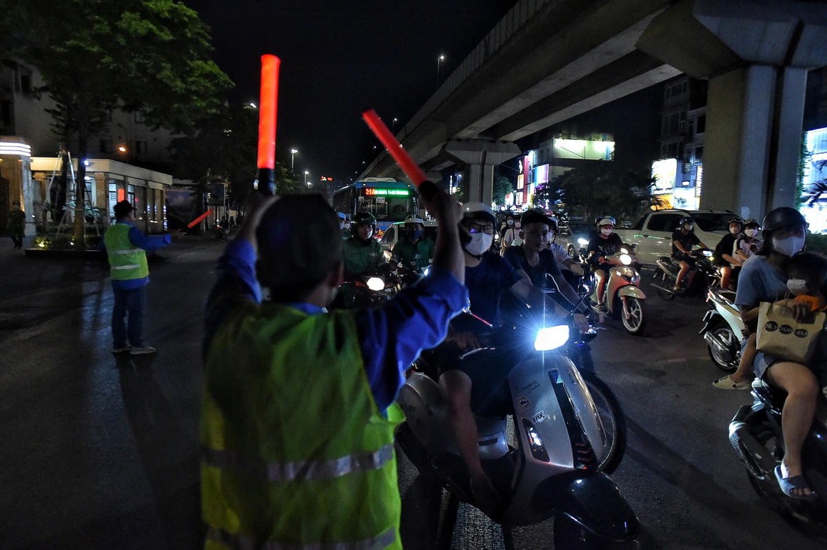 Các công nhân phân luồng giao thông.