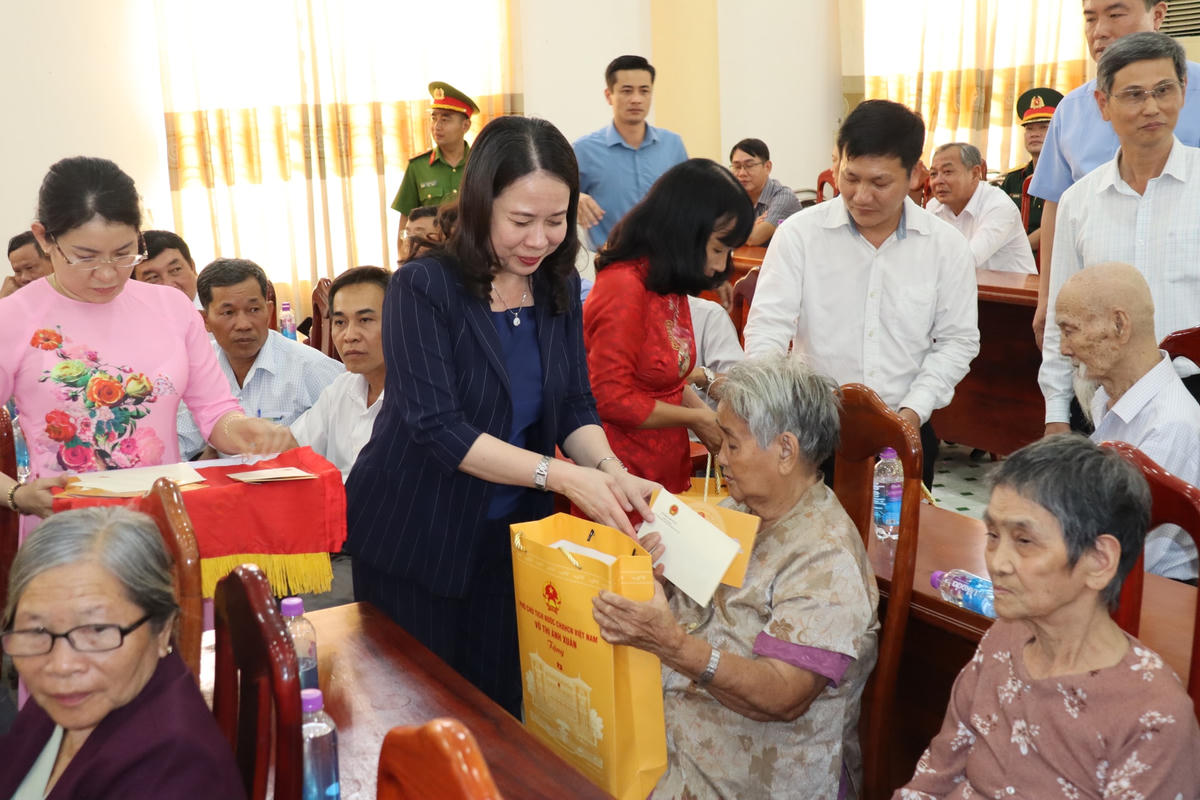 Phó Chủ tịch nước Võ Thị Ánh Xuân, tặng quà cho gia đình cách mạng trên địa bàn huyện Diên Khánh (Khánh Hòa).
