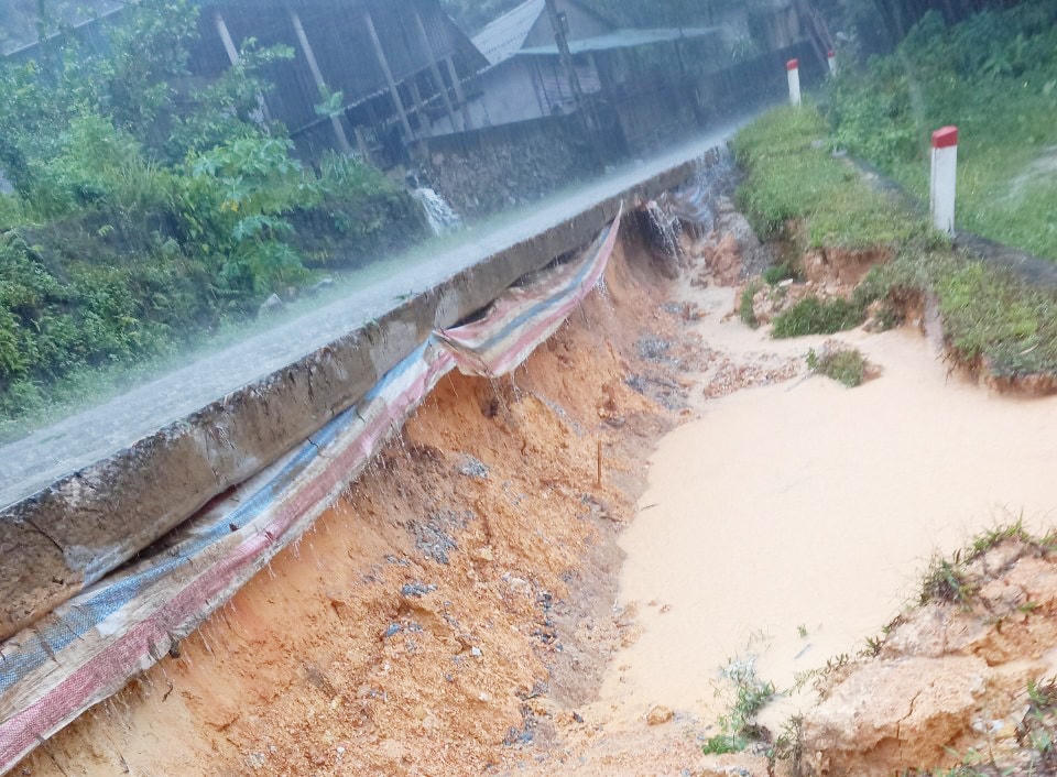 Nhiều địa phương ở Hà Tĩnh còn ngập sâu trong nước