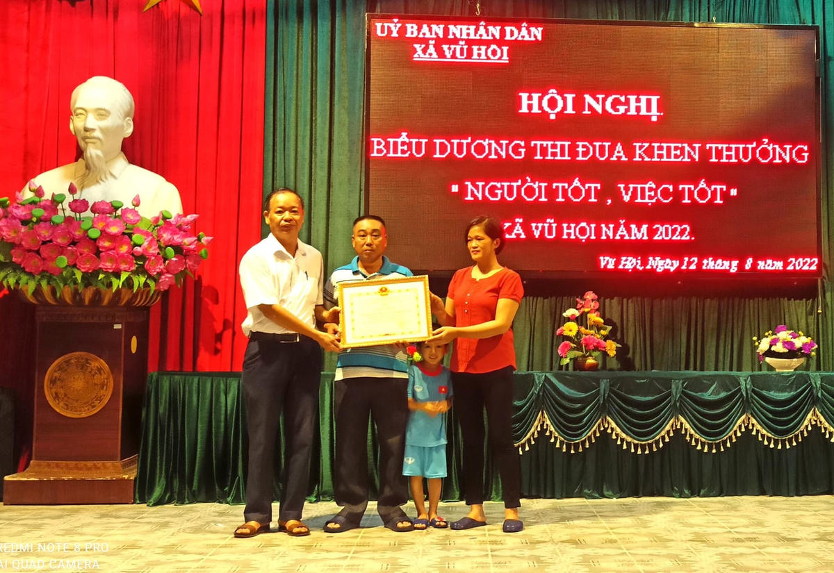 Ngày 12/8, gia đình ông Đại, bà Tâm được UBND xã Vũ Hội tuyên dương "người tốt, việc tốt"