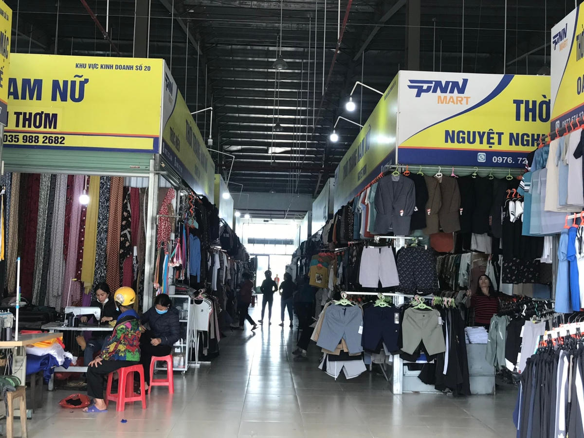 Bên trong, các khu vực kinh doanh bị chia thành các ki ốt bán hàng như chợ.