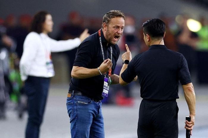 HLV Polking phản ứng với trọng tài trong trận thua Malaysia - Ảnh: Getty.