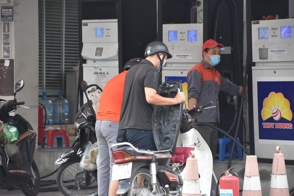 Nếu đúng dự báo, giá xăng sẽ tiếp tục lập kỷ lục mới, tiến sát mốc 33.000 đồng/lít, tăng lần thứ 7 liên tiếp.