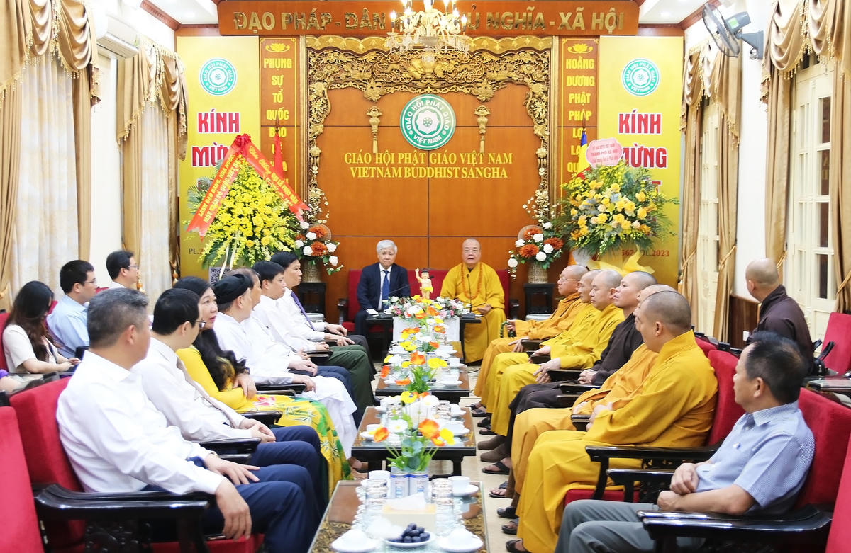 Chủ tịch Đỗ Văn Chiến chúc mừng Đại lễ Phật đản năm 2023 tại Chùa Quán Sứ