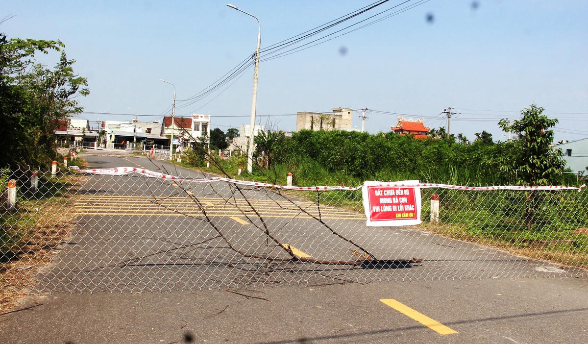 Người dân dùng lưới B40 cùng cành cây rào chắn đường Văn Thị Thừa khiến các phương tiện không thể lưu thông qua đây.