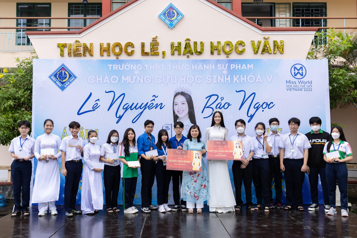 Người đẹp trao học bổng cho các em học sinh. Ảnh: NVCC. 