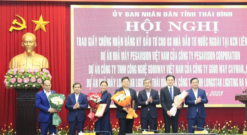 Lãnh đạo tỉnh Thái Bình trao giấy chứng nhận đầu tư cho các nhà đầu tư.