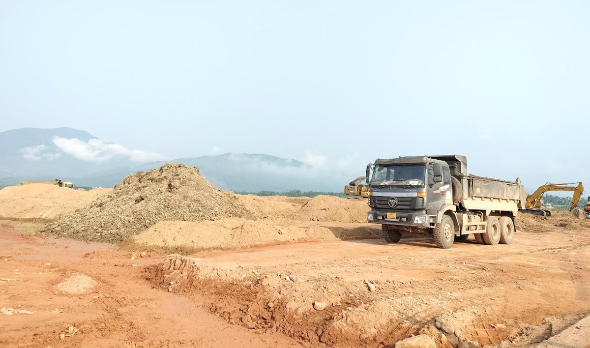Thi công mặt bằng xây dựng khu tái định cư cho người dân.