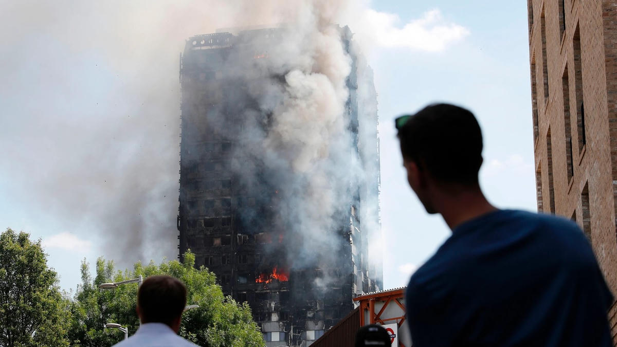 Người dân từ xa nhìn ngọn lửa tại Grenfell. Ảnh: NewYorker.