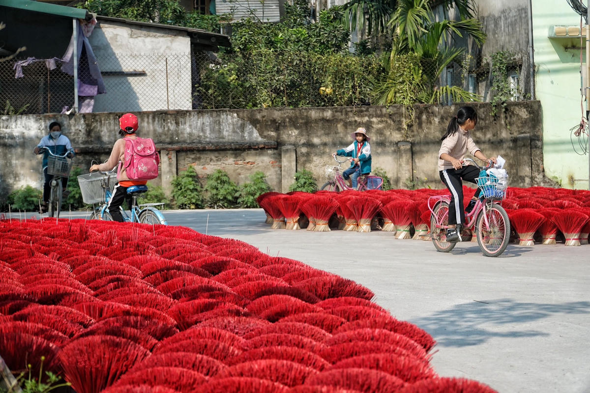 Hà Nội: Người dân làng tăm hương Quảng Phú Cầu tất bật dịp cuối năm