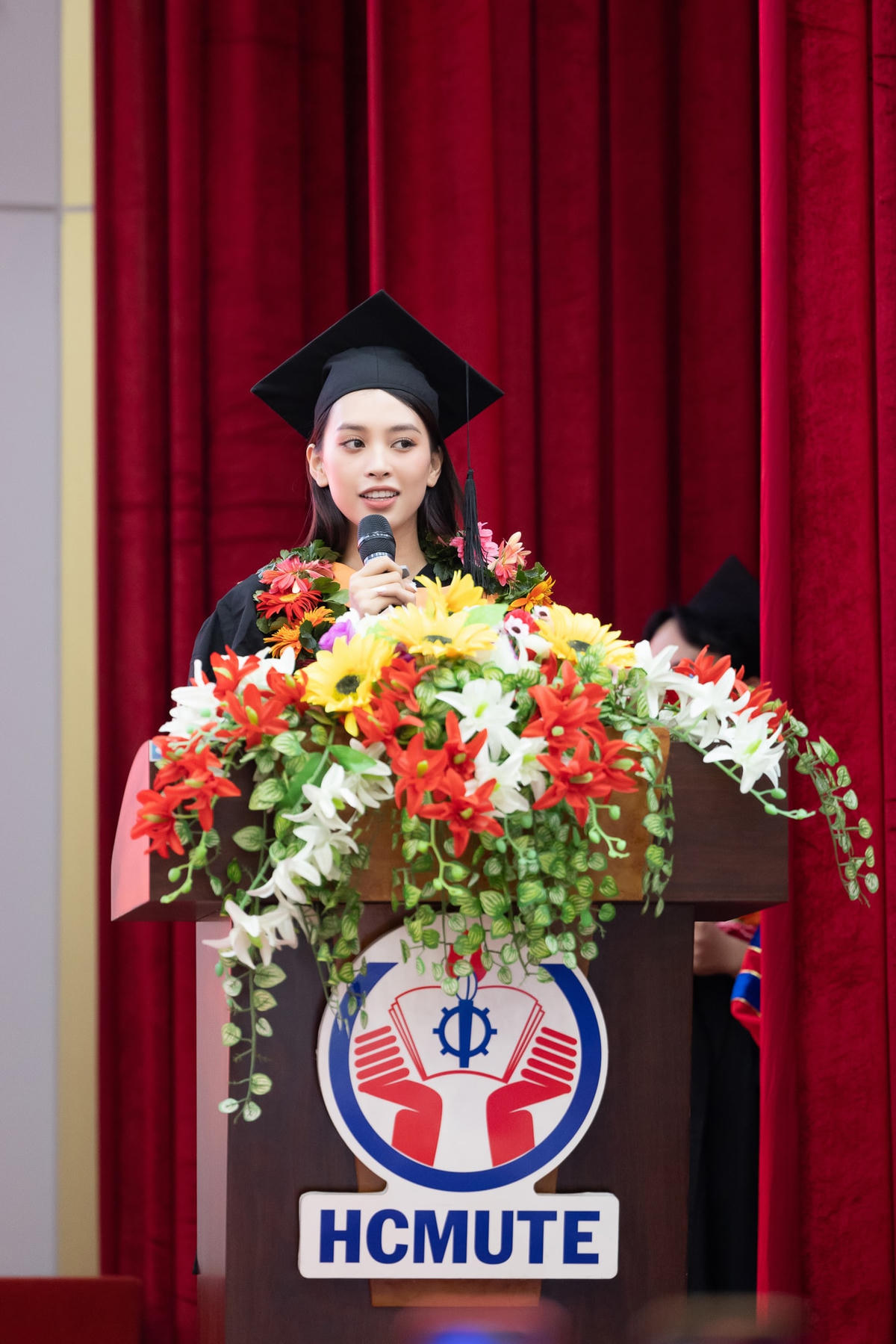 Nàng Hậu đại diện cho thế hệ sinh viên ra trường phát biểu trong lễ tốt nghiệp. 