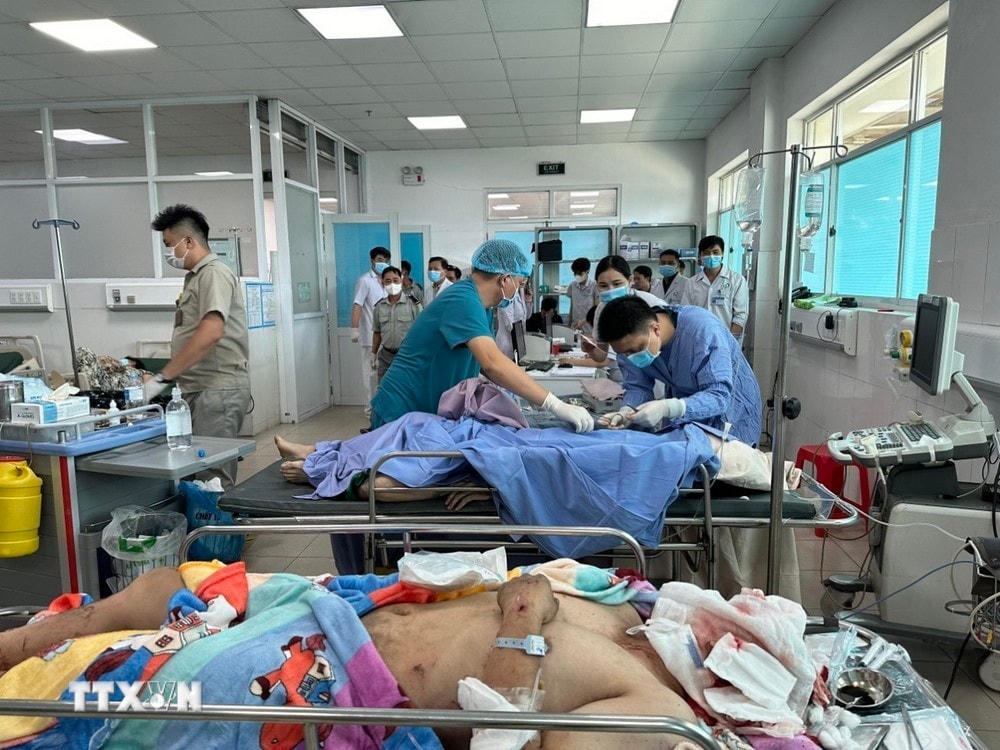 Các bệnh nhân đang cấp cứu tại Bệnh viện đa khoa Thống Nhất. (Ảnh: Sỹ Tuyên/TTXVN) ttxvn_vu no dong nai (1).jpg