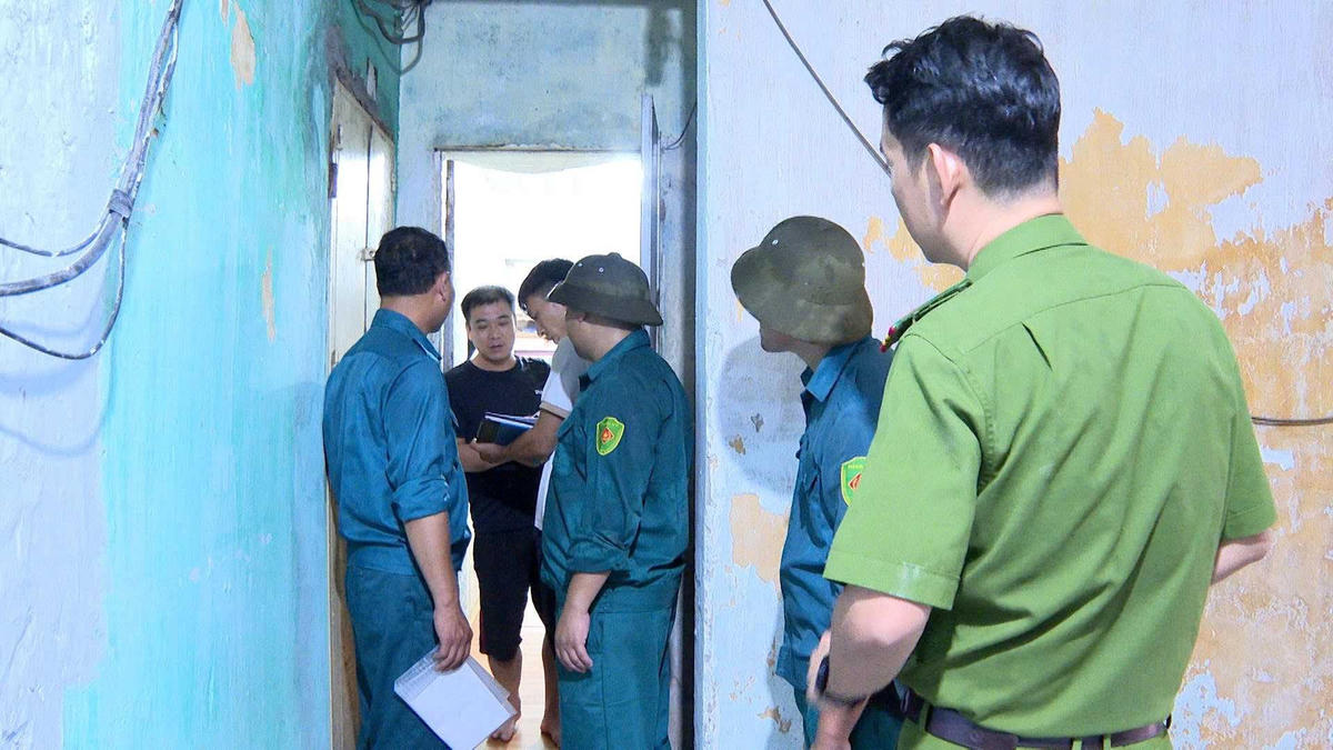 Lực lượng chức năng phường Hồng Gai vận động các hộ dân tại chung cư 5 tầng Bạch Long di chuyển khỏi công trình nguy hiểm. Ảnh: Phường Hồng Gai.