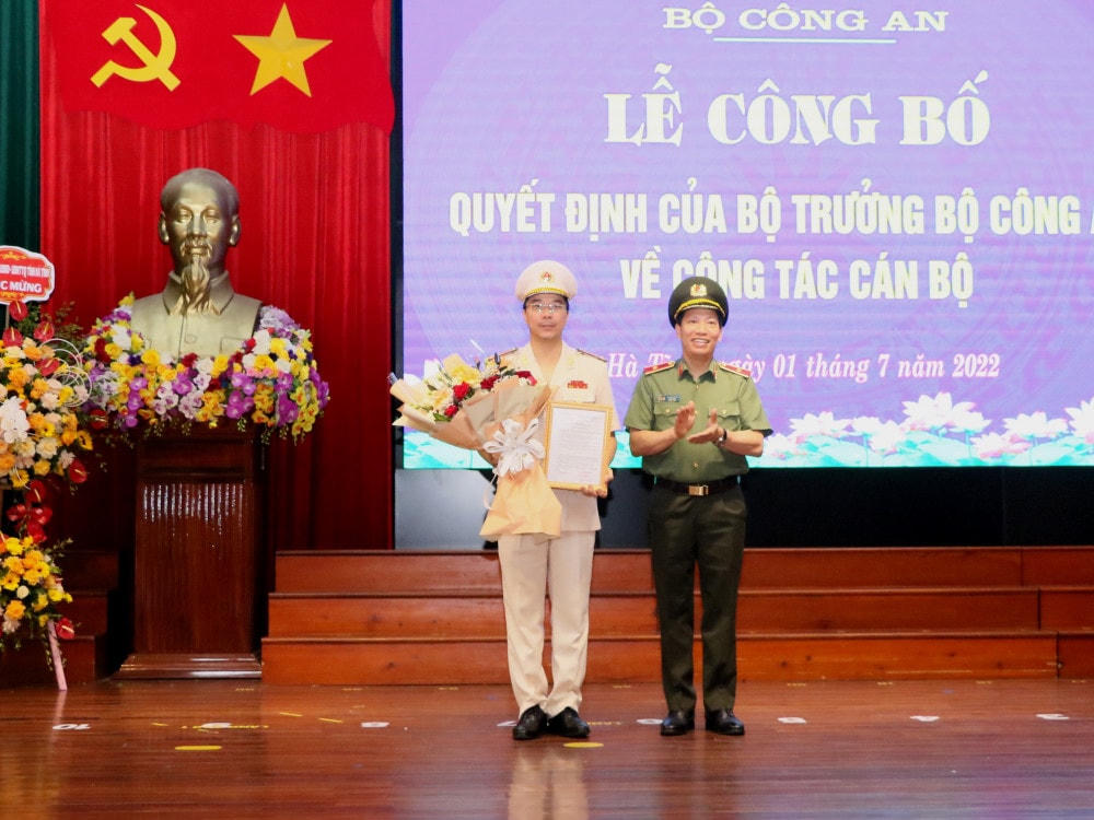 Thiếu tướng Lê Văn Tuyến, Thứ trưởng Bộ Công an trao quyết định và tặng hoa chúc mừng Thượng tá Nguyễn Hồng Phong.