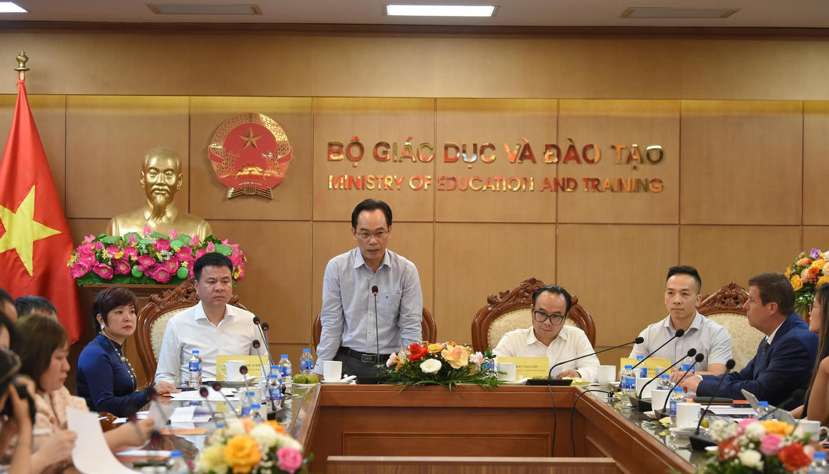 Thứ trưởng Bộ GDĐT Hoàng Minh Sơn phát biểu tại buổi họp báo.