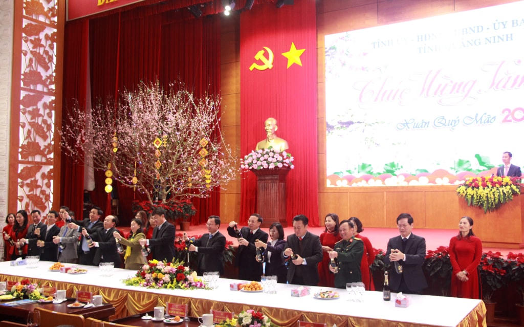 Lãnh đạo tỉnh chúc toàn thể cán bộ, công chức, viên chức, người lao động trong tỉnh một năm mới sức khỏe, hạnh phúc và thành công. Ảnh: QMG.