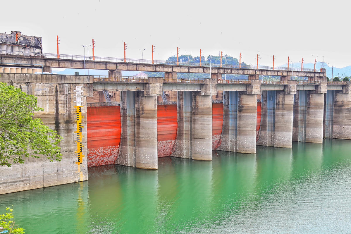 Mực nước của hồ thủy điện Hòa Bình có lúc gần cạn kiệt hồi đầu tháng 6/2023. Ảnh: Trần Hải.