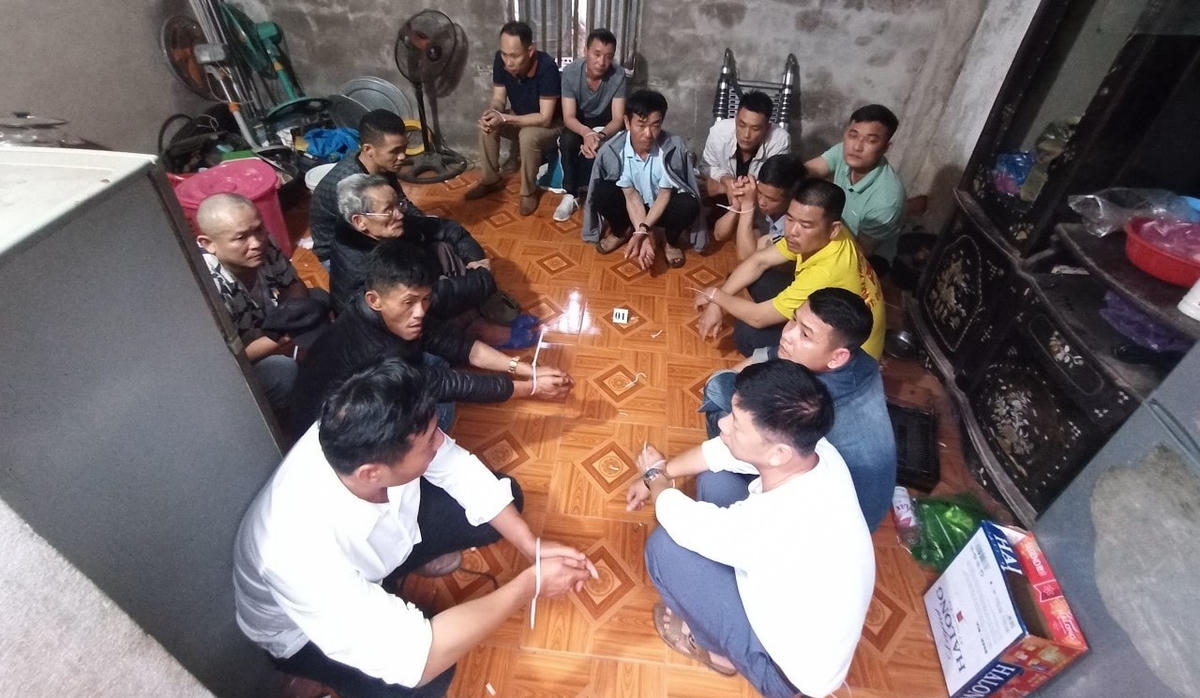 Các đối tượng đánh bạc bị bắt giữ. Ảnh: Công an huyện Vân Đồn.