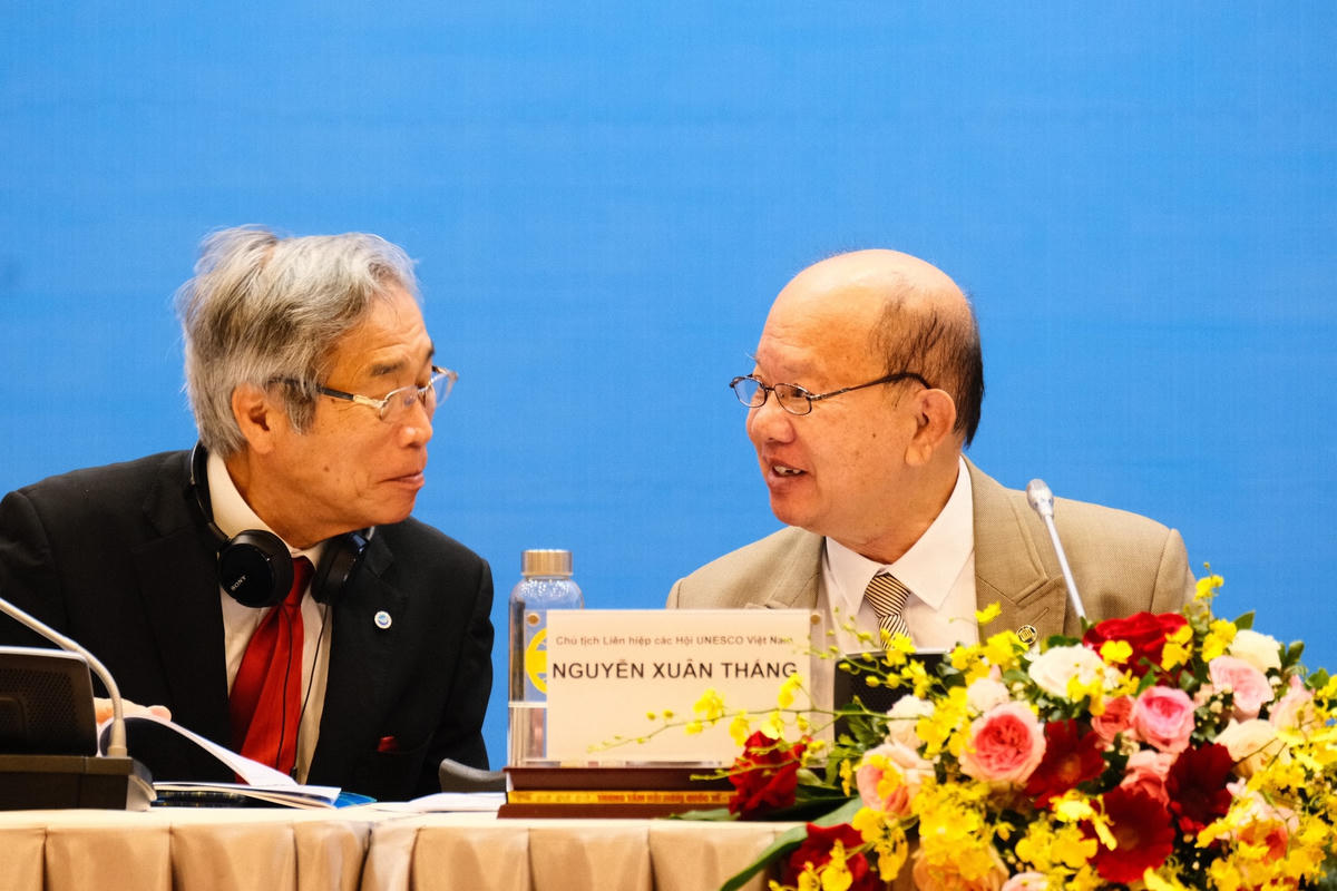 Nhà ngoại giao, nhà báo Nguyễn Xuân Thắng (phải), Chủ tịch Liên hiệp các Hội UNESCO Việt Nam.