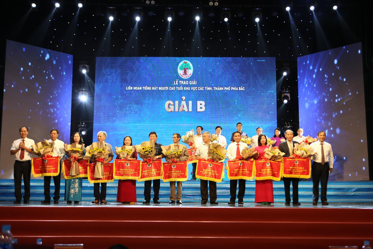 Ban tổ chức Liên hoan tiếng hát người cao tuổi Việt Nam trao giải B cho các đội.