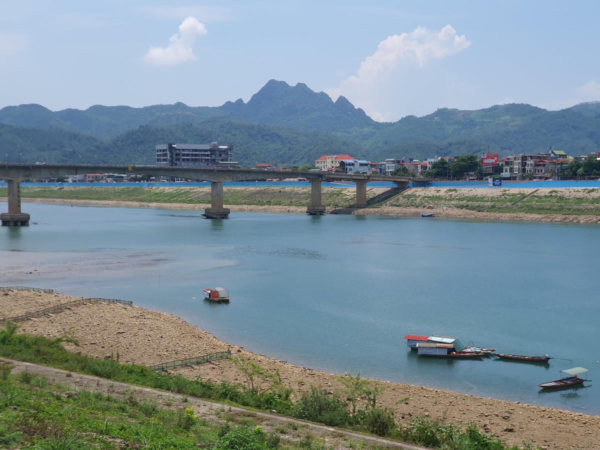 Phía hạ lưu hồ Hòa Bình (khu vực cầu Hòa Bình 1) cũng không mấy khả quan, mực nước đang giảm sâu, lộ ra những bãi cát sỏi ven bờ, tàu thuyền khó di chuyển, chỉ neo đậu tại chỗ.
