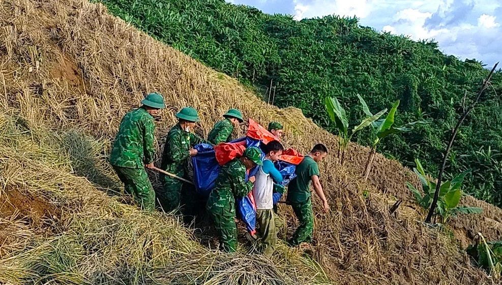 Việc gặt, vận chuyển lúa trên đồi cao rất khó khăn nhưng các chiến sĩ vẫn nhiệt tình giúp dân.