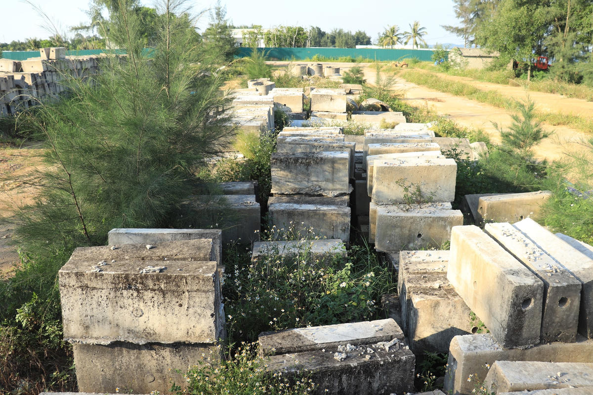 Được biết, dọc tuyến đê, kè xã Quảng Thái có khoảng 300 hộ dân bị ảnh hưởng cũng như việc thi công dang dở khiến cho việc đi biển của ngư dân gặp nhiều khó khăn.