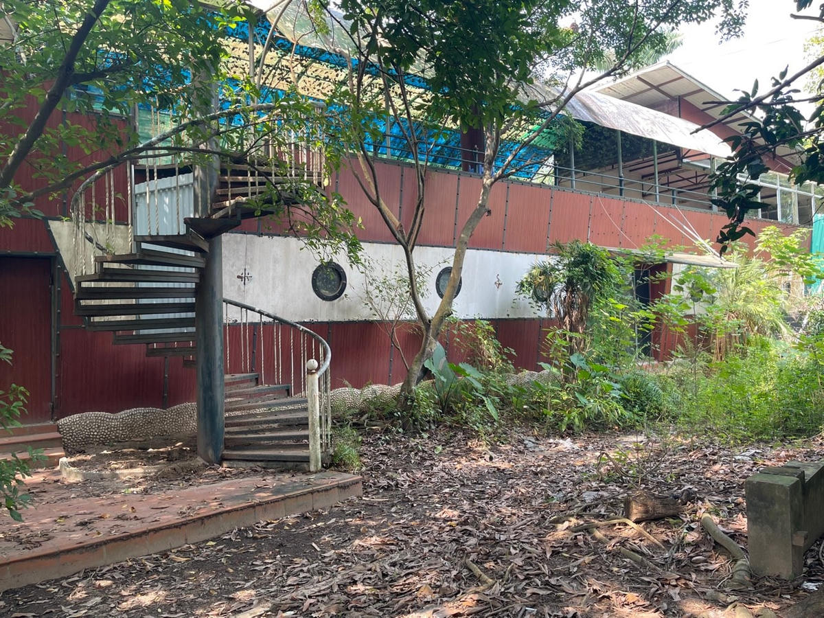 Nhiều công trình xuống cấp, hoen gỉ và đã đóng cửa trong nhiều năm, do không có người sử dụng. 