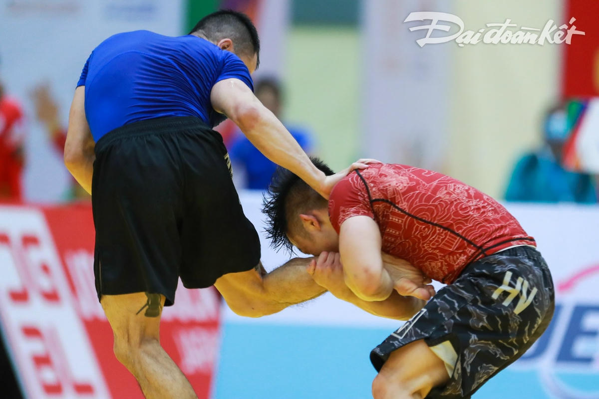 Một pha bắt chân để quật ngã đối thủ Tang Yong Siang trong trận chung kết tranh Huy chương Vàng.