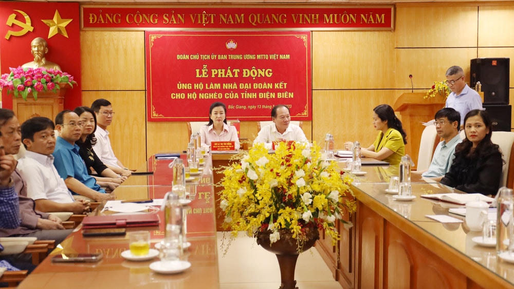 Bà Lê Thị Thu Hồng, Phó Bí thư Thường trực Tỉnh ủy, Chủ tịch HĐND tỉnh; ôngTrần Công Thắng, Chủ tịch Ủy ban MTTQ tỉnh chủ trì tại điểm cầu Bắc Giang.