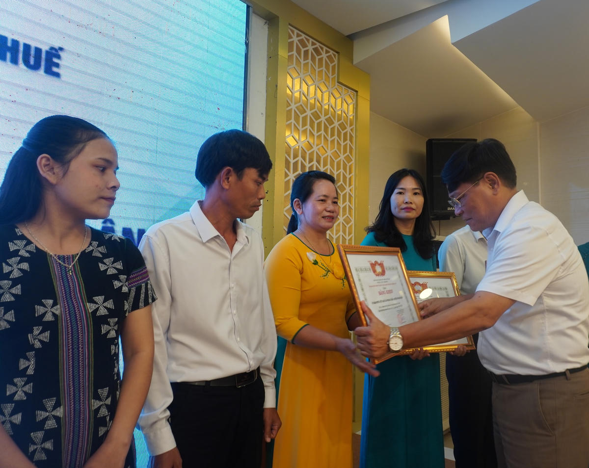 Ông Nguyễn Nam Tiến, Chủ tịch Uỷ ban MTTQ Việt Nam tỉnh Thừa Thiên - Huế tặng bằng khen tập thể, cá nhân có thành tích xuất sắc trong tham gia tổ chức Ngày hội Đại đoàn kết toàn dân tộc 2003-2023.