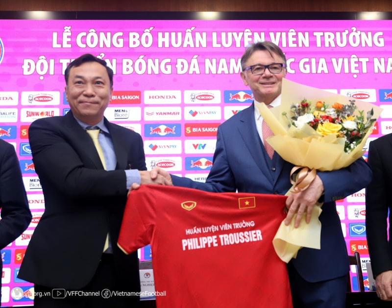 Chủ tịch Liên đoàn bóng đá Việt Nam Trần Quốc Tuấn trao hoa và áo của đội tuyển Việt Nam cho HLV Philippe Troussier.  Ảnh: VFF.